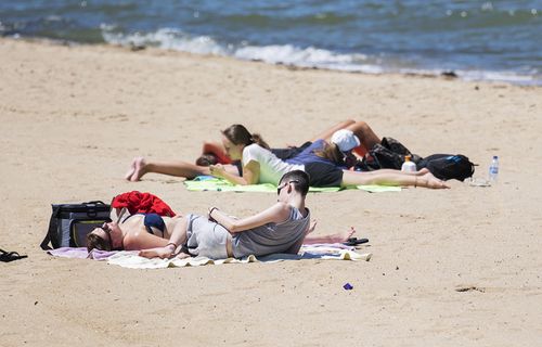 Some Melburnians have chosen St Kilda beach as the perfect spot to celebrate the New Year. (AAP)