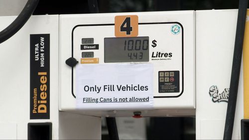 Pânico na bomba de gasolina enquanto a guerra se intensifica no Médio Oriente.