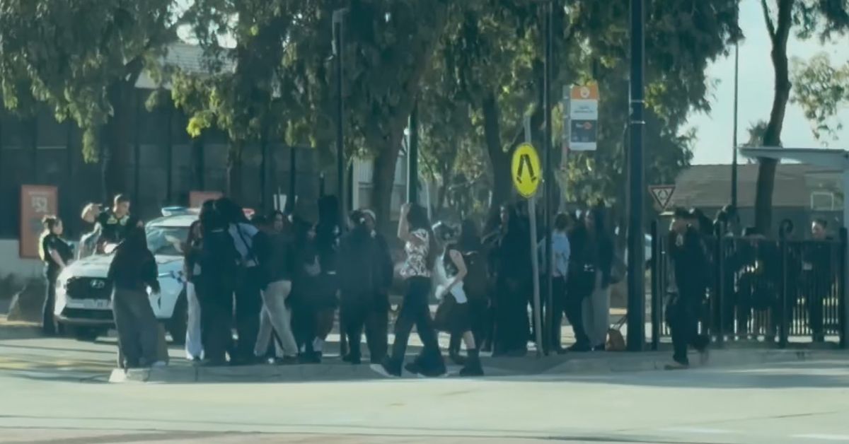 Shoppers scramble as youths brawl at Melbourne retail plaza