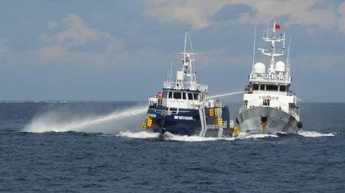 Filipinler'in BRP Datu Pagbuaya gemisine su tabancasıyla saldıran Çin Sahil Güvenlik gemisi.