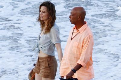 Nawww, Melissa and Russell take a romantic beachside stroll.