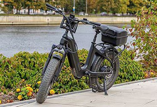 Fat-tyred e-bike on footpath by waterway (Jorens Seins/iStock)