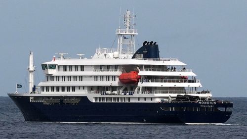 O navio de cruzeiro MV Hondius parte do porto da Praia, Cabo Verde, quarta-feira, 6 de maio de 2026. (AP Photo/Misper Apawu)