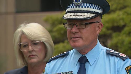 A Ministra da Polícia Yasmin Catley e o Comissário da Polícia de NSW, Mal Lanyon.