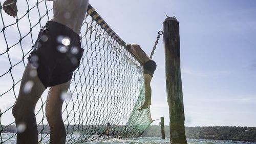 Turistas ingleses se refrescam fora da rede contra tubarões em Shark Beach, Nielson Park, que é uma das praias do porto de Sydney com águas mais limpas, em 27 de dezembro de 2018