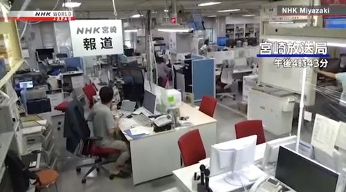 NHK ha detto che ci sono state segnalazioni di finestre rotte all'aeroporto di Miyazaki vicino all'epicentro.  Un video trasmesso dall'agenzia di stampa locale mostra il momento in cui è iniziato il terremoto nella redazione, con scrivanie e schermi di computer che tremavano.