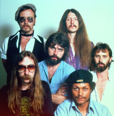1976:  (Clockwise from bottom left) Jeff "Skunk" Baxter, John Hartman, Patrick Simmons, Keith Knudsen, Tiran Porter and Michael McDonald (center) of the rock and roll band "The Doobie Brothers" pose for a portrait in 1976. (Photo by Michael Ochs Archives/Getty Images)