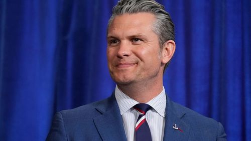 Pete Hegseth rebaixou Mark Kelly por um vídeo no qual ele pedia aos militares que não seguissem ordens ilegais.