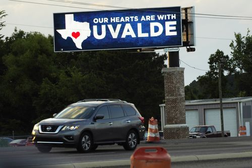O mașină trece pe lângă un panou electronic joi, 26 mai 2022 în Richland, Mississippi, exprimându-și sprijinul pentru locuitorii din Ovaldi, Texas, în urma atacului mortal de marți în școală.