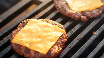 Grilling burger patties with cheese