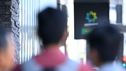 Peopler queue to enter Centrelink on March 24, 2020 in Melbourne, Australia. 