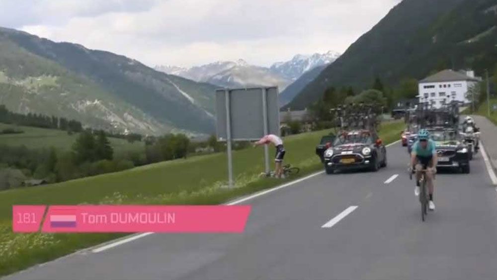 Tom Dumoulin fumes after toilet stop allows Nairo Quintana to cut lead in Giro d'Italia