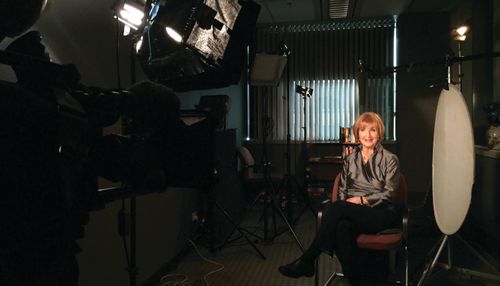 Dans les coulisses avec Caroline Jones filmant une introduction à Australian Story en 2016.