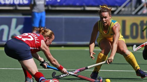 Georgie Parker, right, fights for the ball during the Field Hockey World Cup semifinal match against the US in 2014. (AAP)