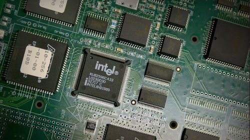 The widespread computer hardware problems affect all computers using Intel chips, including Apple Macs, Microsoft Windows PCs, and Linux systems.