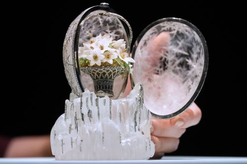 O Winter Egg da Faberge é exibido nas salas de leilão da Christie's em Londres, quinta-feira, 27 de novembro de 2025. Espera-se que seja vendido por mais de 20 milhões de libras esterlinas quando for leiloado em 2 de dezembro.
