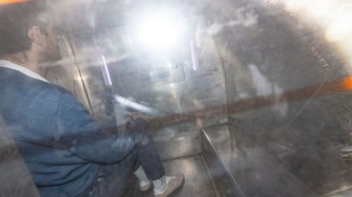 O ex-deputado liberal estadual Rory Amon chega à delegacia de polícia de Surry Hills, em Sydney, quinta-feira, 15 de maio de 2025. O Sr. Amon foi preso, acusado de violar suas condições de fiança por suposto crime sexual infantil.