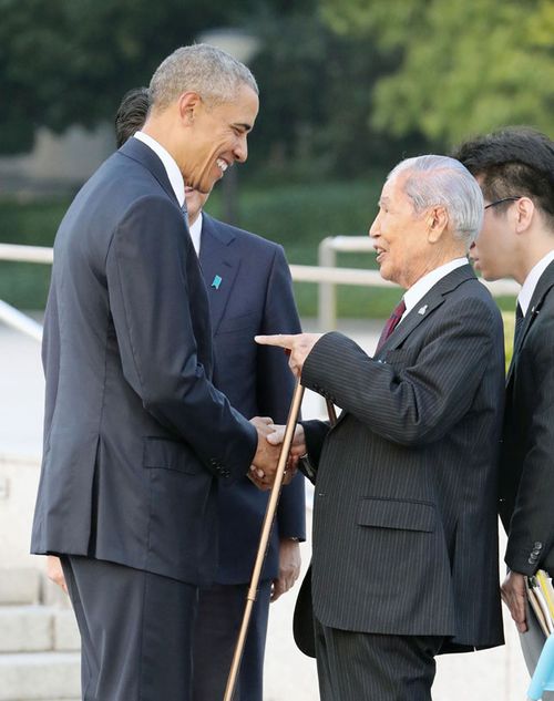 Obama greets 91-year-old Hiroshima survivor Sunao Tsuboi. (AAP)