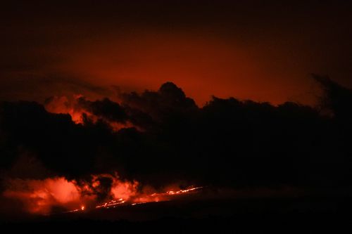 La lava scorre dal vulcano Mauna Loa venerdì 2 dicembre 2022, vicino a Hilo, Hawaii.