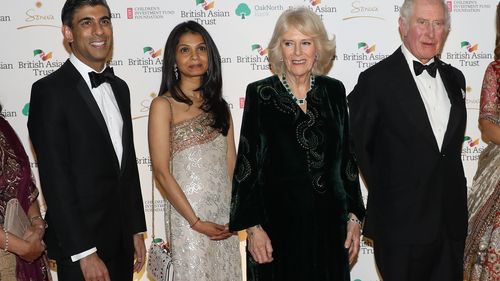 Le secrétaire à l'intérieur Priti Patel, alors chancelier de l'Échiquier Rishi Sunak avec sa femme et Akshata Murthy, Camilla, duchesse de Cornouailles, puis le prince Charles, prince de Galles à la réception pour célébrer le British Asian Trust au British Museum en février 2022.