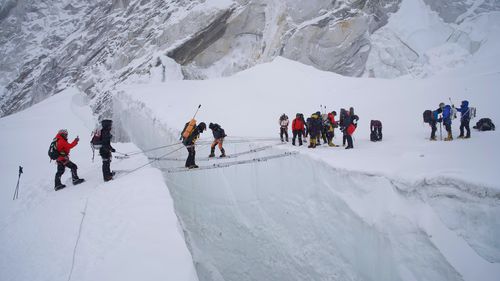 Gli alpinisti partecipano a una sessione di allenamento presso la cascata di ghiaccio del Khumbu mentre si preparano per la scalata alla vetta del Monte Everest, Nepal, sabato 9 maggio 2026. (AP Photo/Pasang Rinzee Sherpa)