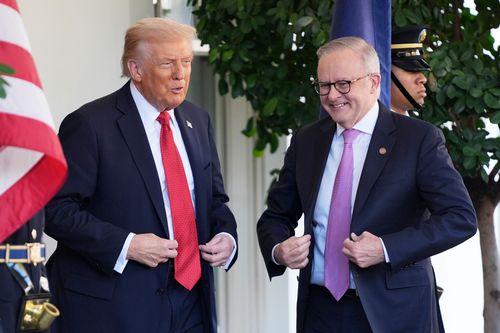Başkan Donald Trump, sol, Avustralya Başbakanı Anthony Albanese'i Beyaz Saray'da karşılıyor.