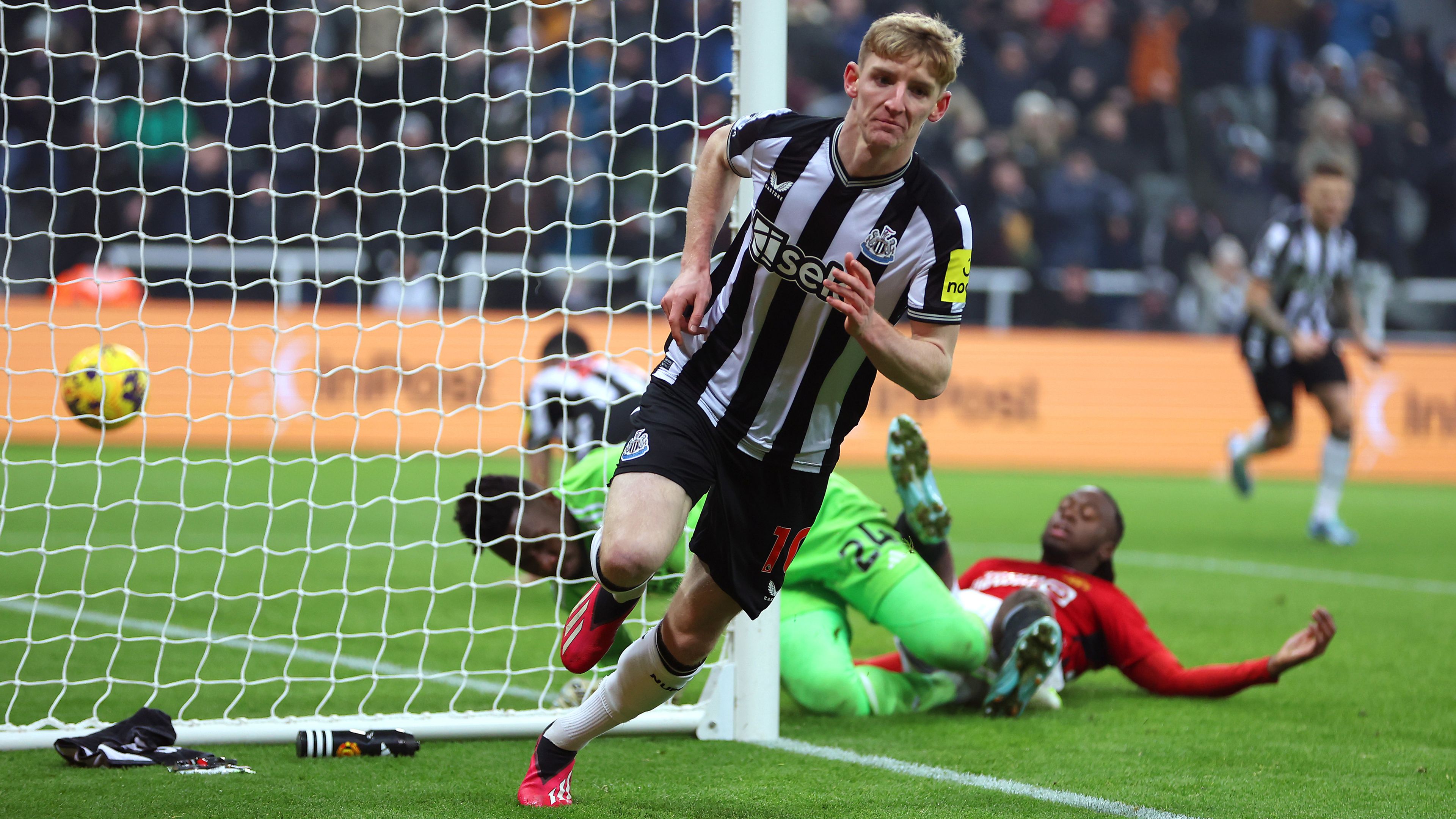 Anthony Gordon of Newcastle United celebrates after scoring.