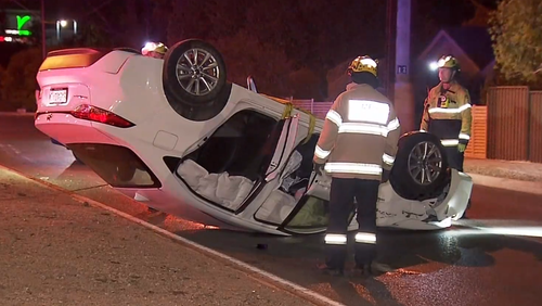 L'auto si è ribaltata sul tetto dopo essersi schiantata contro la rotatoria.
