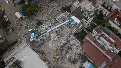 The earthquake toppled a building in Mexico. (AAP)