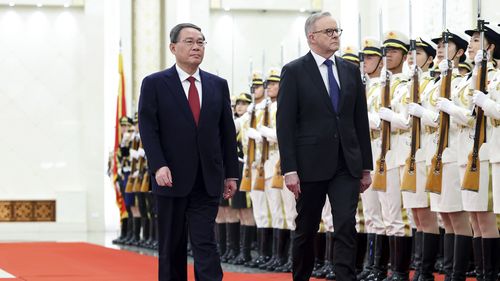 Anthony Albanese walks with Chinese Premier Li Qiang