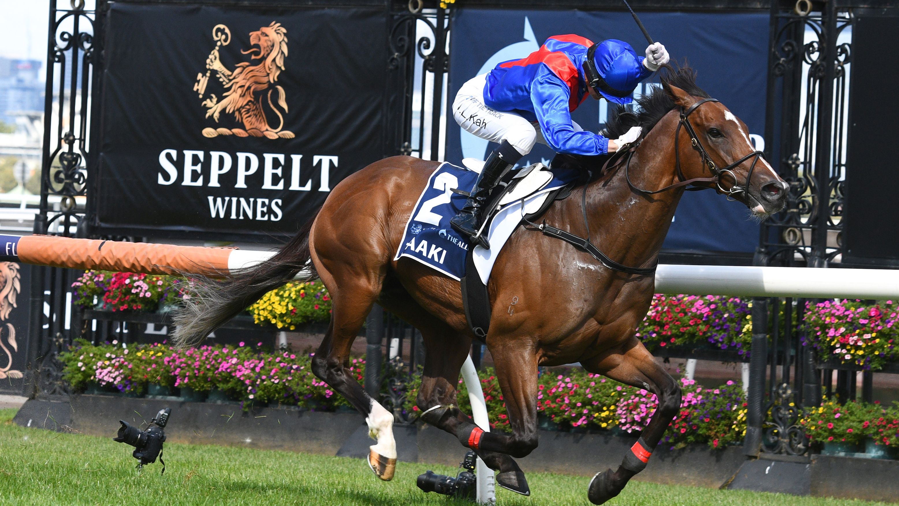 Jamie Kah riding Zaaki winning  The Seppelt Wines All-Star Mile in 2022.