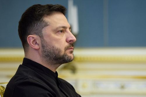 Nesta foto fornecida pela Assessoria de Imprensa Presidencial Ucraniana, o presidente ucraniano Volodymyr Zelenskyy participa de uma entrevista coletiva em Kiev, Ucrânia, sexta-feira, 31 de outubro de 2025. (Assessoria de Imprensa Presidencial Ucraniana via AP)