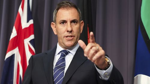 Tesoureiro Dr. Jim Chalmers durante uma conferência de imprensa na Casa do Parlamento em Canberra na segunda-feira, 8 de dezembro de 2025. Foto da Fedpol: Alex Ellinghausen