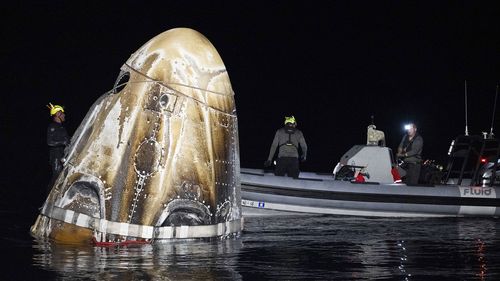 Tre astronauti della NASA e un cosmonauta russo sono stati inaspettatamente trasportati in aereo in una struttura medica in Florida invece di tornare alla loro base originale a Houston dopo essere atterrati venerdì mattina presto a bordo di una capsula SpaceX Crew Dragon.