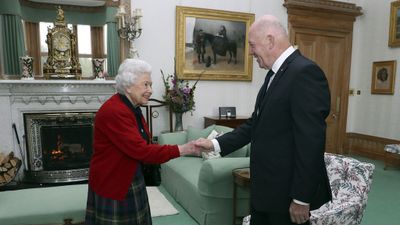 The Queen greets Governor-General Peter Cosgrove at Balmoral Castle, September 2017