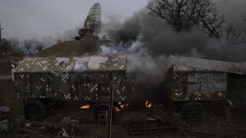 De la fumée s'élève d'une base de défense aérienne à la suite d'une frappe russe apparente.