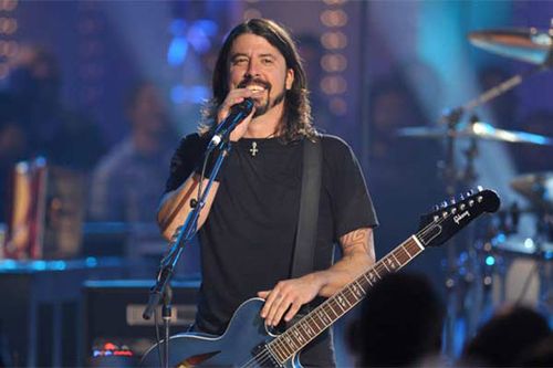 Foo Fighters frontman Dave Grohl delays Perth concert so he can take daughter to dance