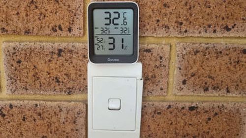 A photo of a temperature tracker in the Better Renting study showing the current reading of 32.6°C.