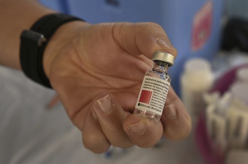 SOLO SMH. ATTESA PER LA STORIA DELLA POLIO PNG Alla Tokarara Urban Health Clinic, l'operatore sanitario della comunità Bensilla Trehambu tiene in mano una dose del vaccino antipolio inattivato che viene iniettato nella coscia destra del paziente durante una vaccinazione antipolio di routine. La Papua Nuova Guinea ha risposto a un’epidemia di poliovirus di tipo 2 derivato dal vaccino nel 2025 lanciando una campagna a livello nazionale. Il terzo round della campagna inizia il 27 aprile 2026. Port Moresby, Papua Nuova Guinea. 22 aprile 2026. Foto: Kate G