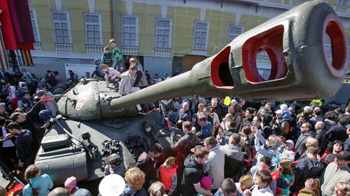 Crowds gather by a Russian army tank in Red Square. (AP).