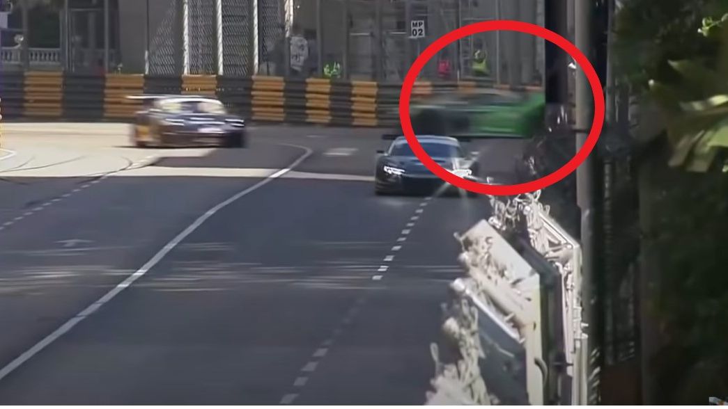 Ya Qi Zhang crashes into the wall in Macau.