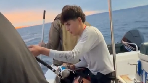 I quattro hanno trascorso due ore a litigare con l'enorme pesce.