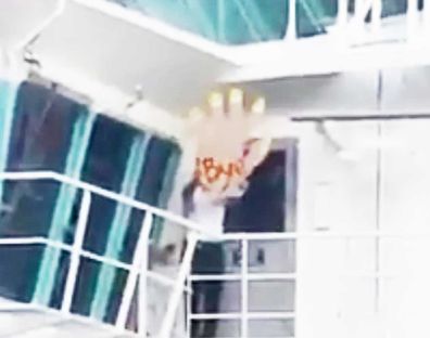 Royal Caribbean cruise ship leaves behind couple at St Maarten, crew member waves with giant novelty hand