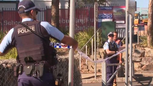 A cena do crime foi declarada enquanto a polícia procurava os supostos agressores.