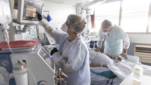 Medical workers tend to a patient suffering from COVID-19 at the Nouvel Hospital Civil of Strasbourg, eastern France (Photo: September 2020)