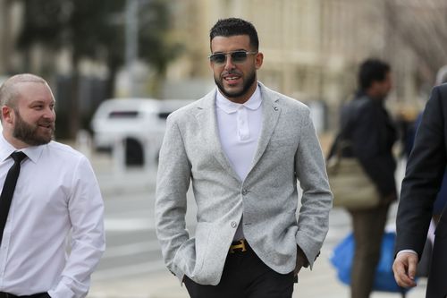 L'uomo d'affari Adrian Portelli (al centro) arriva alla Pretura di Adelaide, ad Adelaide, venerdì 5 settembre 2025. 