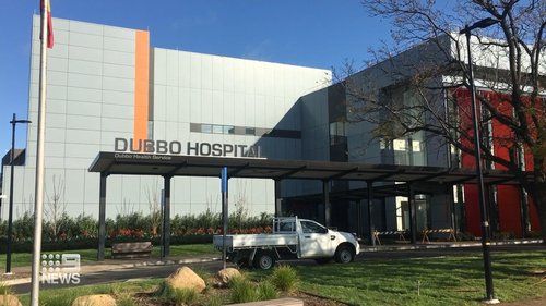 La mère de 28 ans a été transportée à l'hôpital de Dubbo dans un état critique.﻿