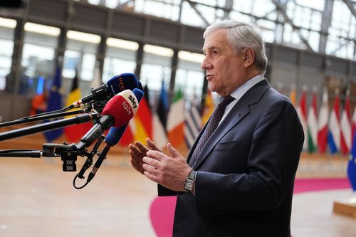 Il ministro degli Esteri italiano Antonio Tajani parla con i media al suo arrivo per una riunione dei ministri degli Esteri dell'UE presso il Consiglio europeo a Bruxelles, lunedì 23 febbraio 2026. (AP Photo/Virginia Mayo)
