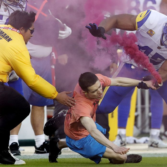 WATCH: Rams linebacker Bobby Wagner tackles protestor who ran on