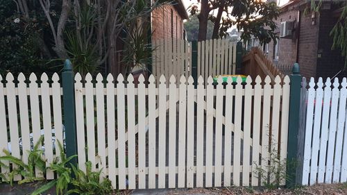 The driveway in question, which Mr Sitek claims is too narrow to fit any vehicle. 